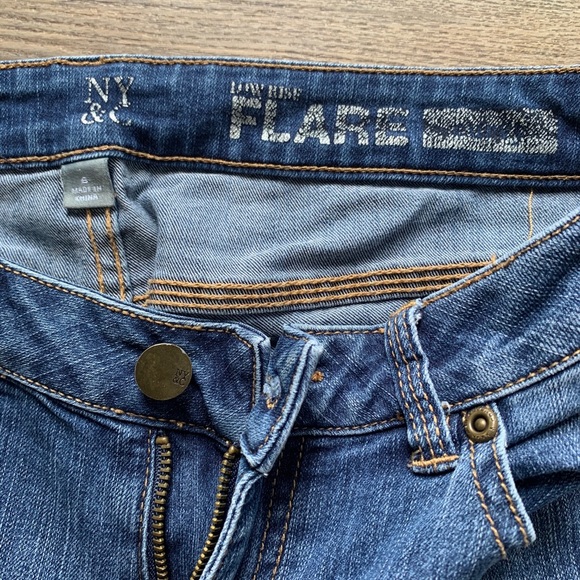 NY&Co Low Rise Flare EUC Jeans Sz 6 - Picture 5 of 6
